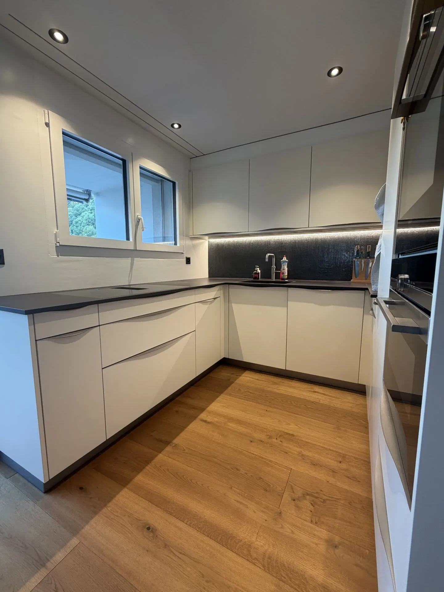 Appartement 2.5 pièces élégant à Hölstein - de haute qualité, calme et prêt à emménager - Photo 3 sur 15