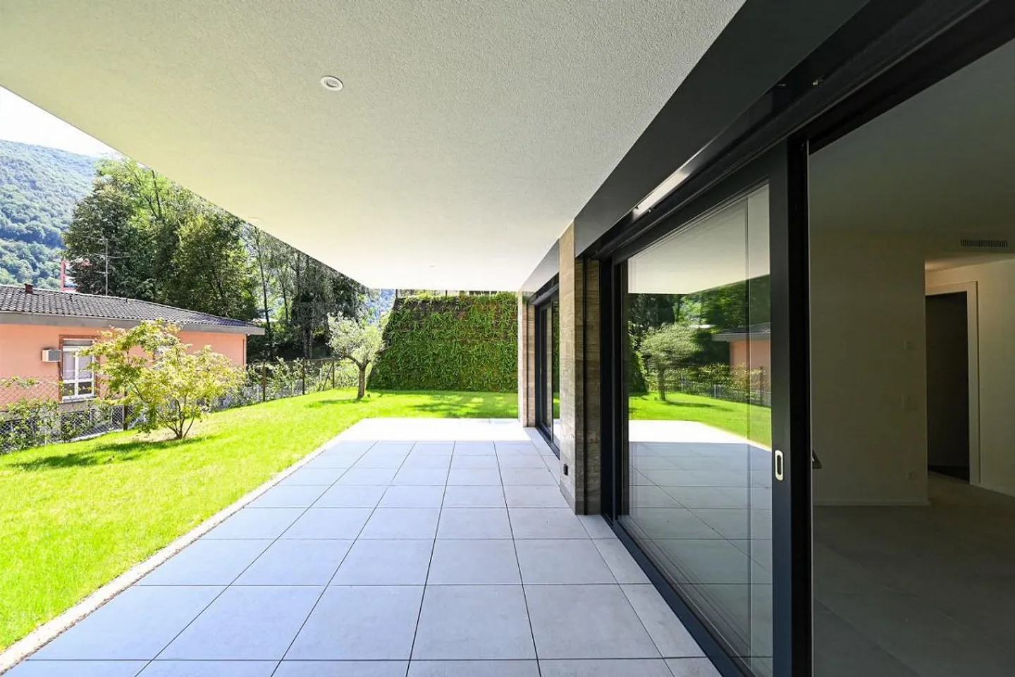 NUOVO APPARTAMENTO 3.5 LOCALI CON TERRAZZA E GIARDINO - Foto 2 di 13