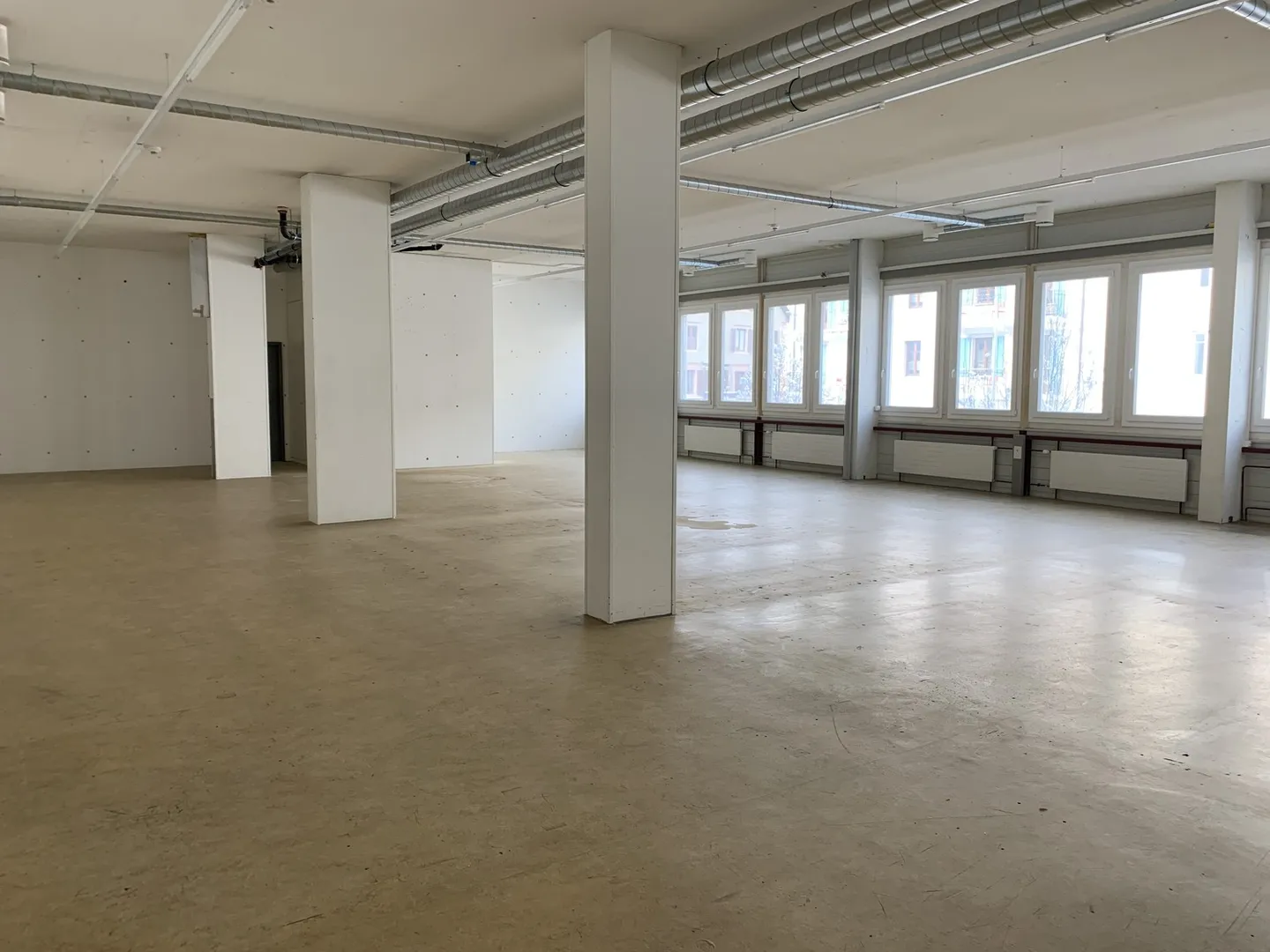Spazio amministrativo di circa 290m2 in affitto al 1° piano a Locle - Foto 2 di 4