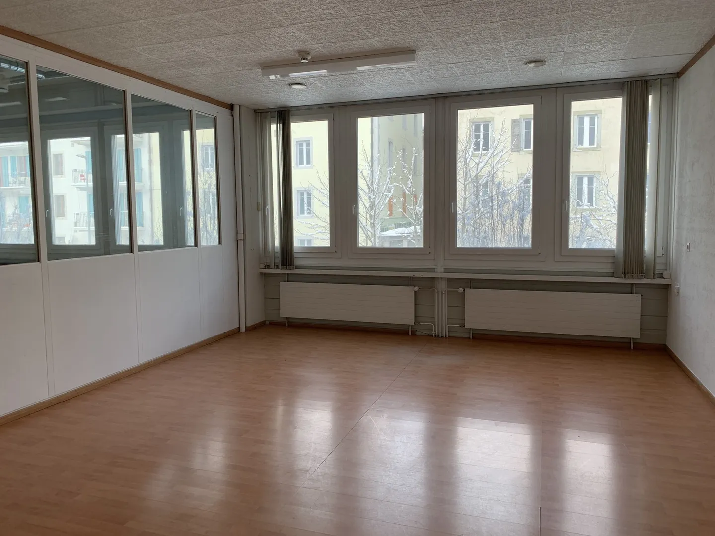 Spazio amministrativo di circa 290m2 in affitto al 1° piano a Locle - Foto 3 di 4