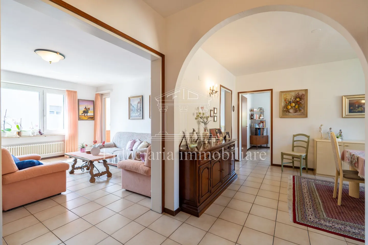 LOSONE - Ampio appartamento di 3,5 locali in una zona residenziale tranquilla - Foto 1 di 9
