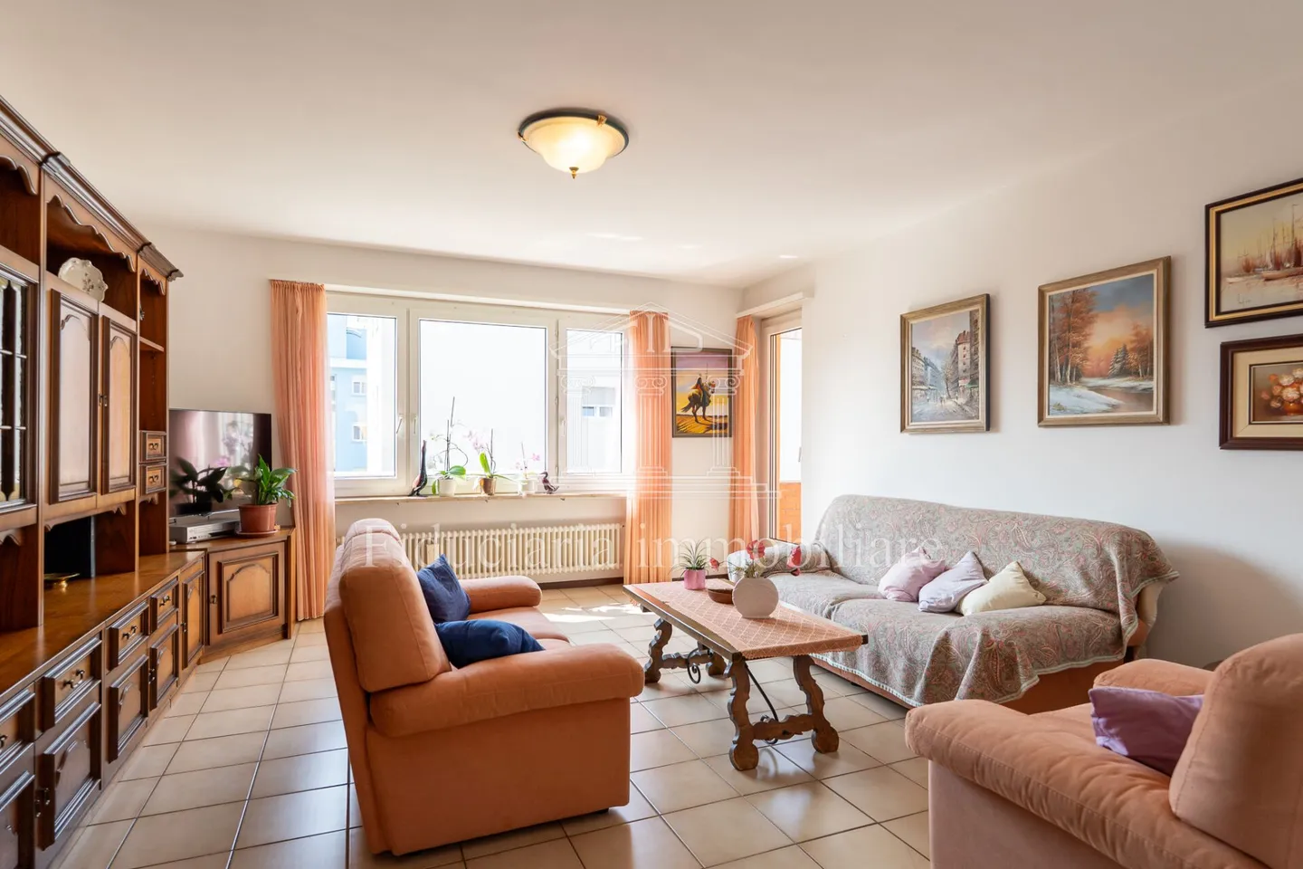 LOSONE - Ampio appartamento di 3,5 locali in una zona residenziale tranquilla - Foto 2 di 9