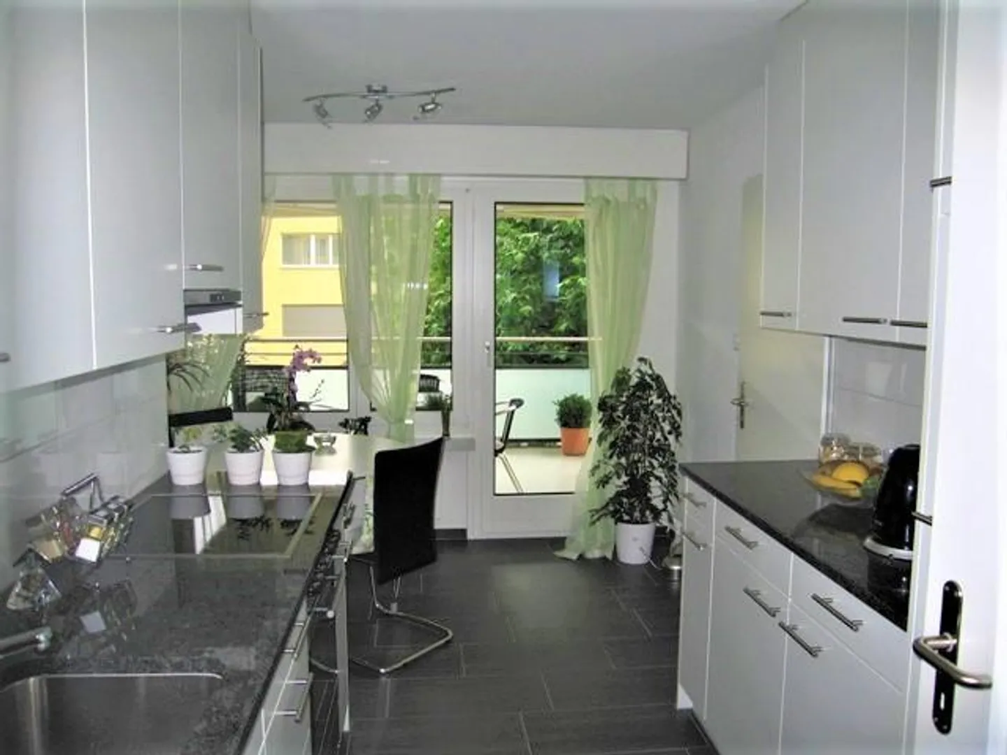 Rez-de-chaussée avec grand balcon - Photo 4 sur 6