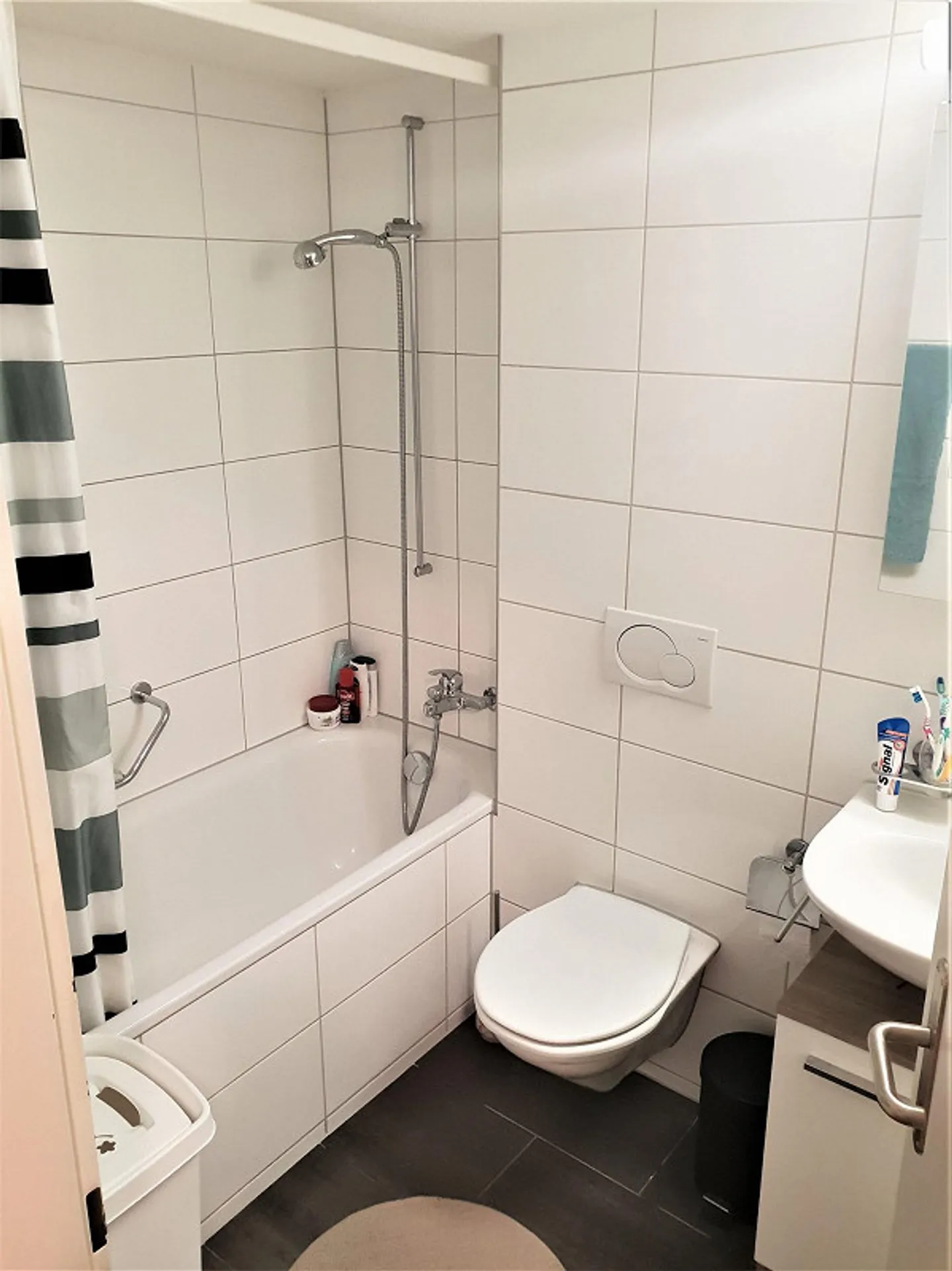 Rez-de-chaussée avec grand balcon - Photo 5 sur 6