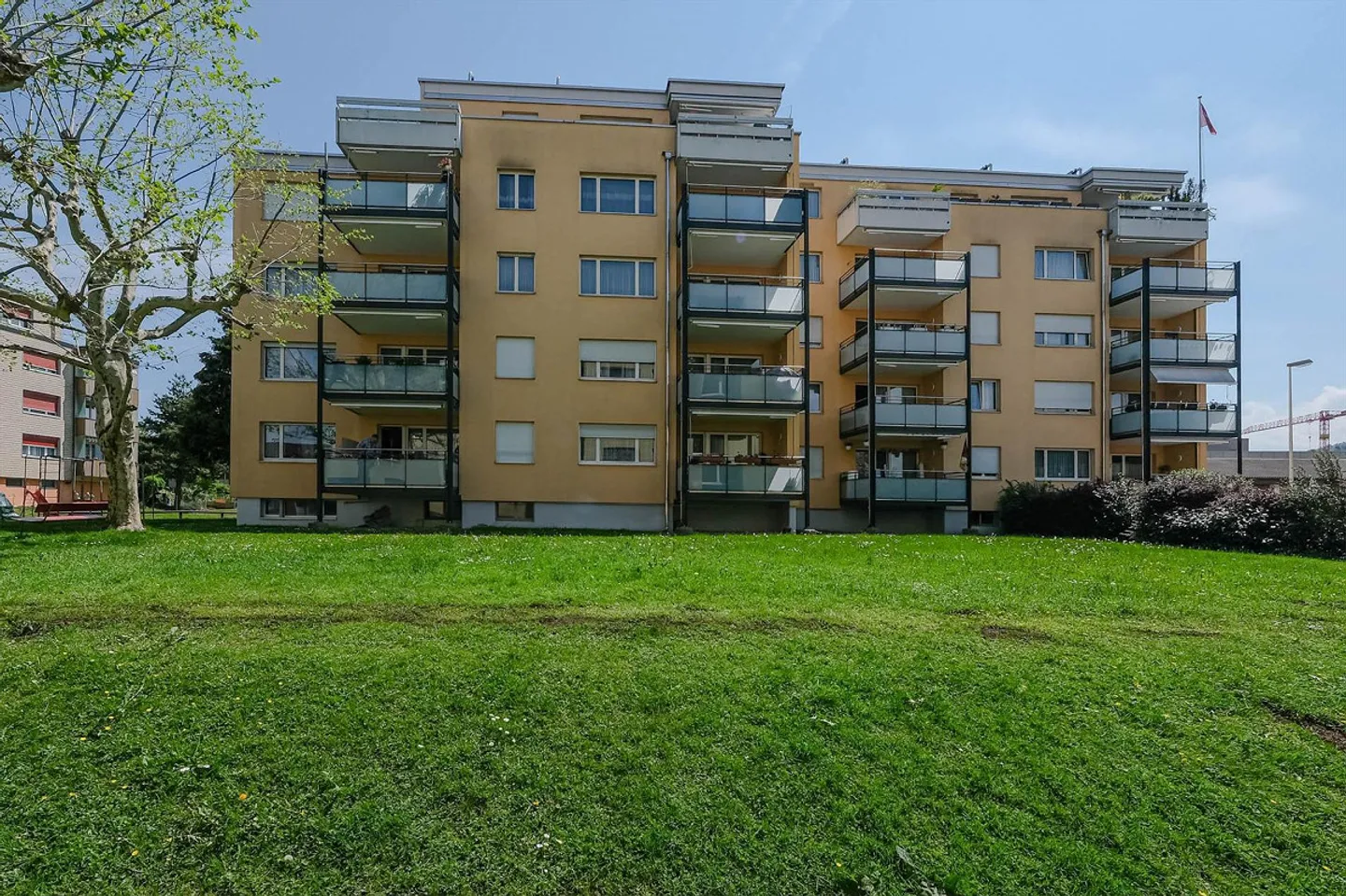 Rez-de-chaussée avec grand balcon - Photo 1 sur 6