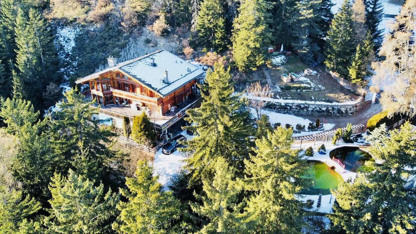 Chalet for sale - Photo 1 of 6