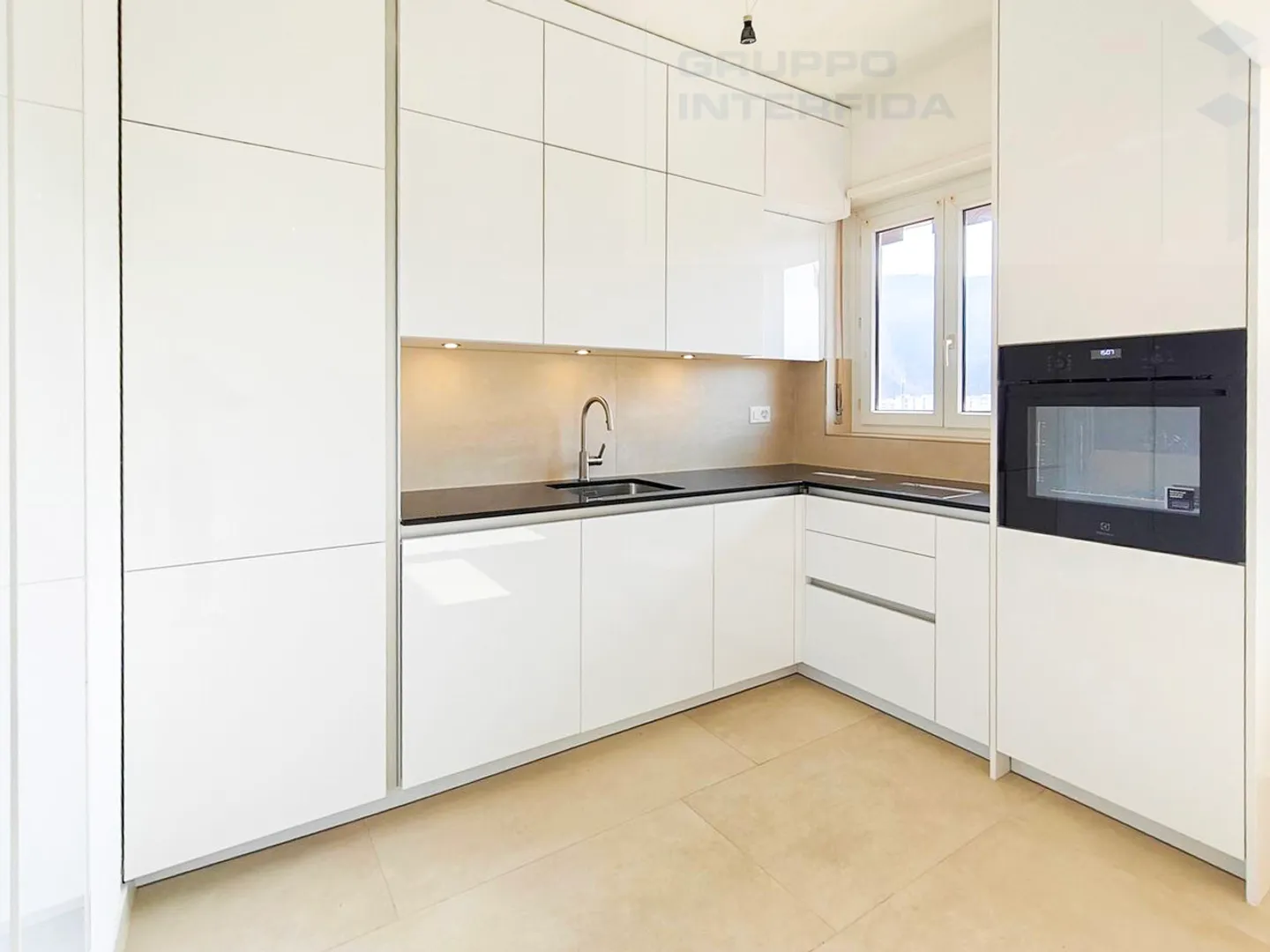 CHIASSO - SPACIOUS 5.5-ROOM APARTMENT - Photo 2 of 7