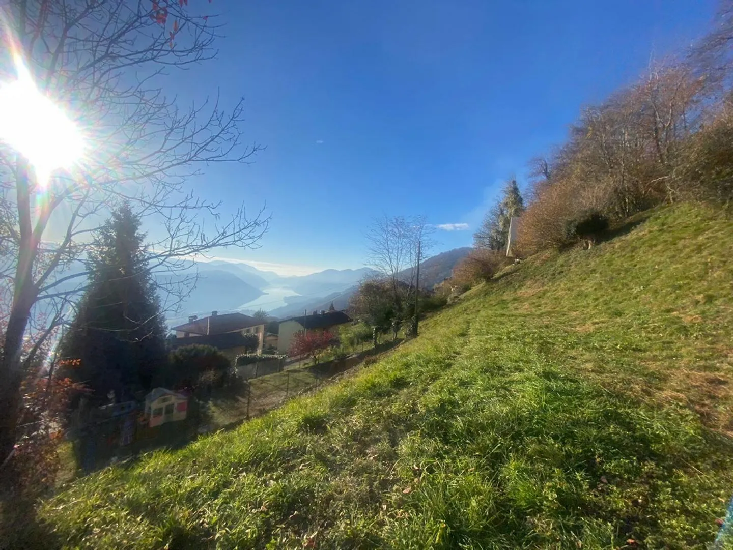 terreno di 1344 m2 edificabile ca. 900 m2. molto tranquilla, solegg... - Foto 4 di 10