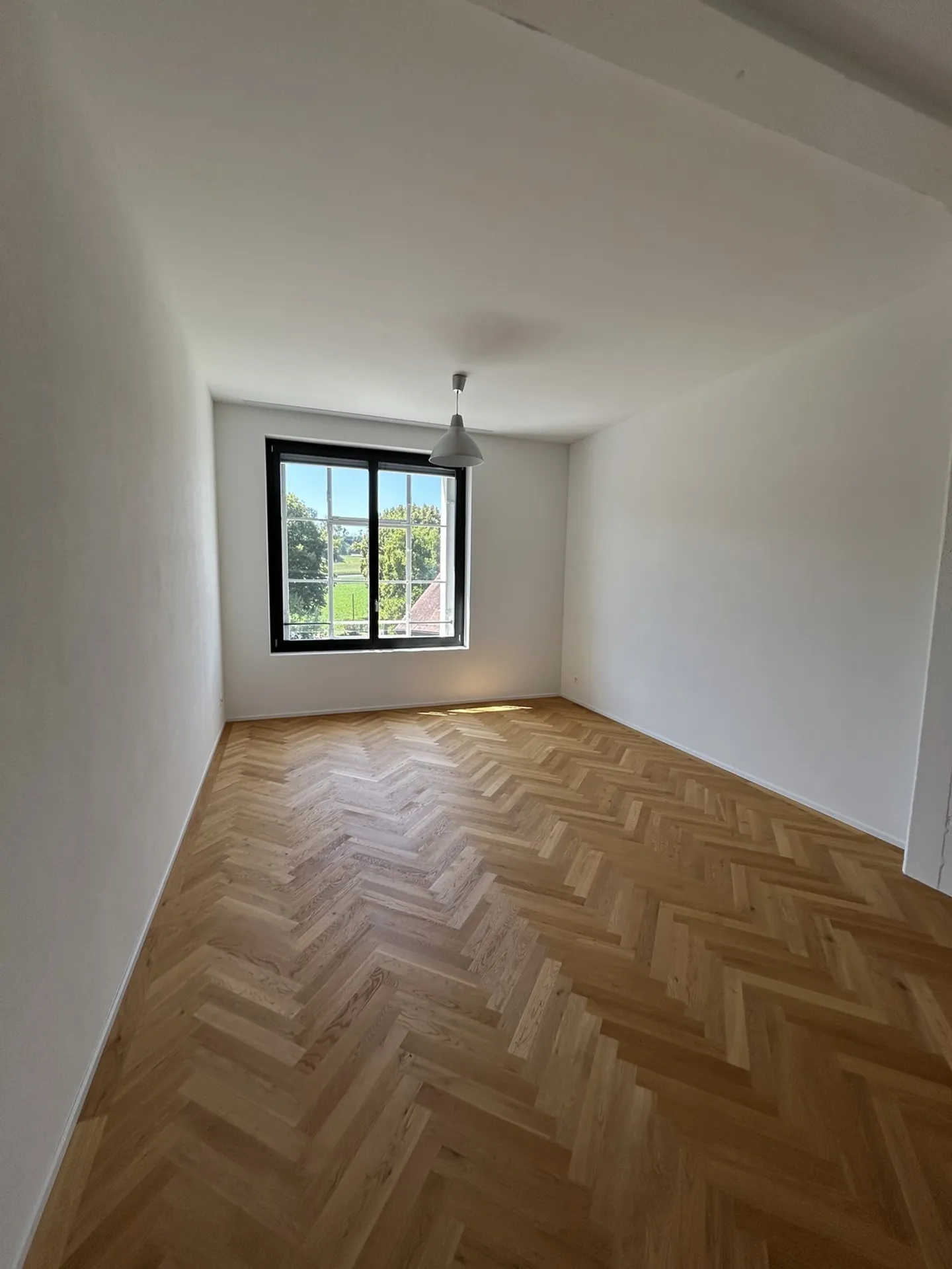 Appartement spacieux de 3,5 pièces avec salle polyvalente supplémentaire (140 m²) dans un emplacement privilégié - Photo 1 sur 5