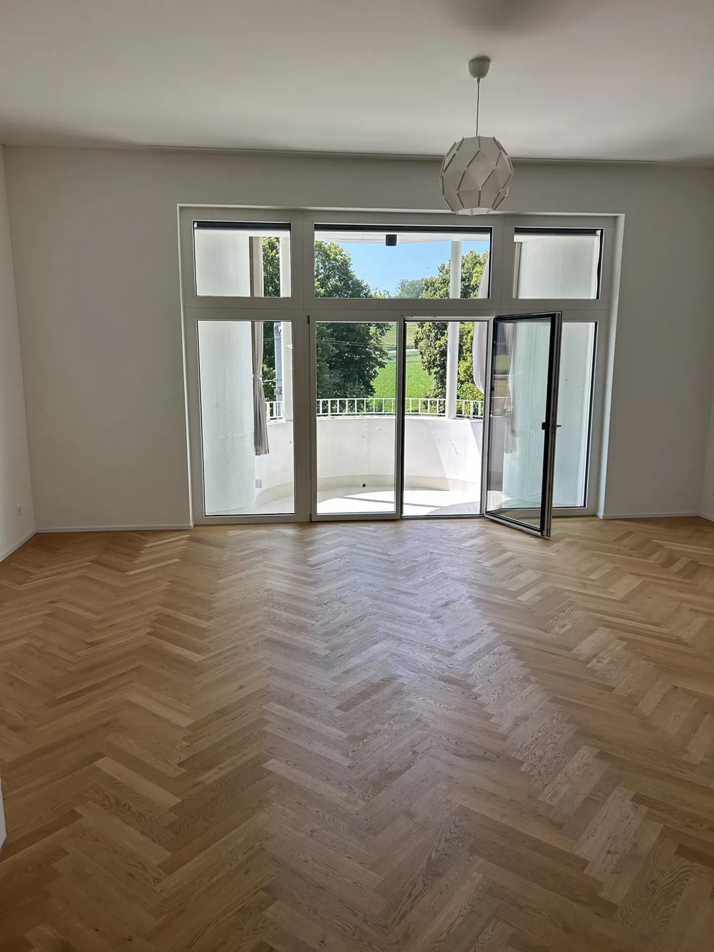 Appartement spacieux de 3,5 pièces avec salle polyvalente supplémentaire (140 m²) dans un emplacement privilégié - Photo 2 sur 5