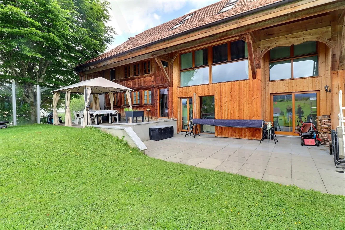 Appartement avec 4,5 pièces au rez-de-chaussée d'une ferme entièrement rénovée - Photo 1 sur 10