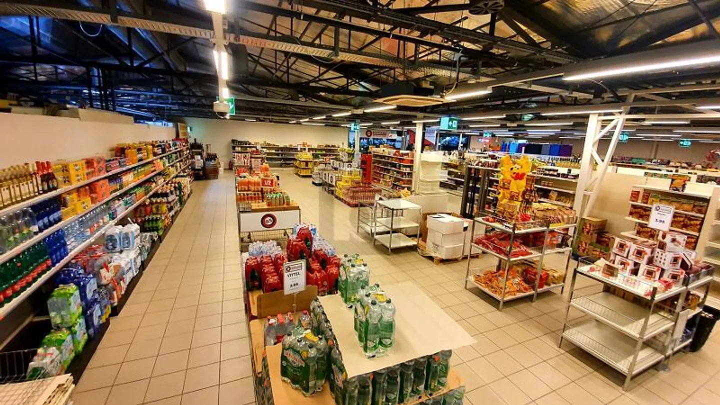 In a shopping center and very spacious - Photo 2 of 3