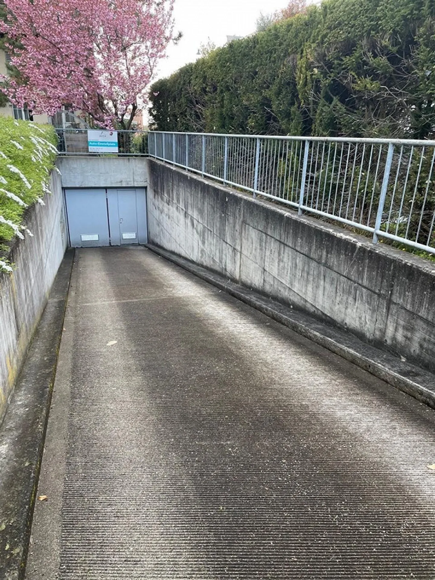 Sichere Parkmöglichkeit - Foto 1 von 2