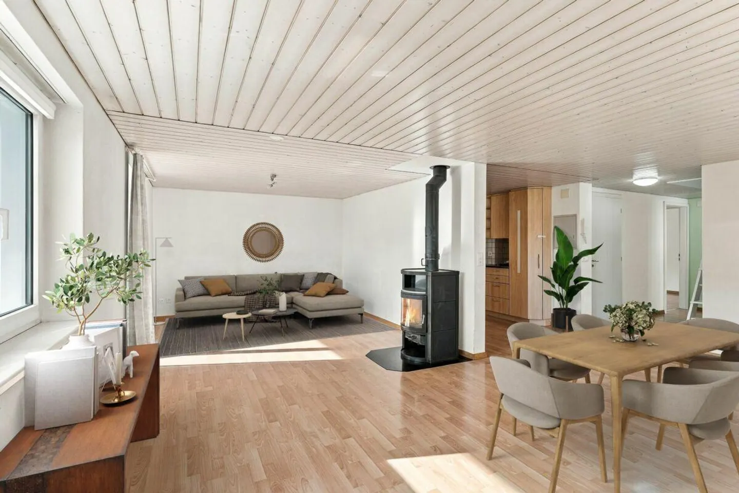 Spacious residential house with versatile usage potential! - Photo 2 of 14