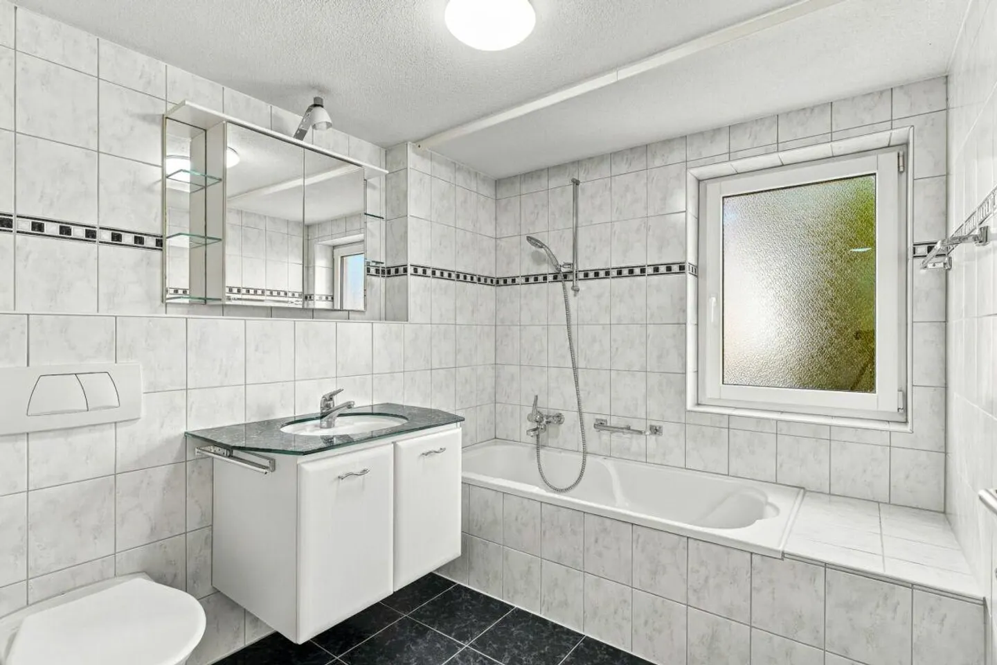 Spacious residential house with versatile usage potential! - Photo 9 of 14
