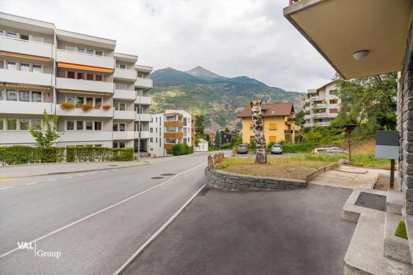 Partially furnished 2.5-room apartment in Visp - Photo 7 of 11