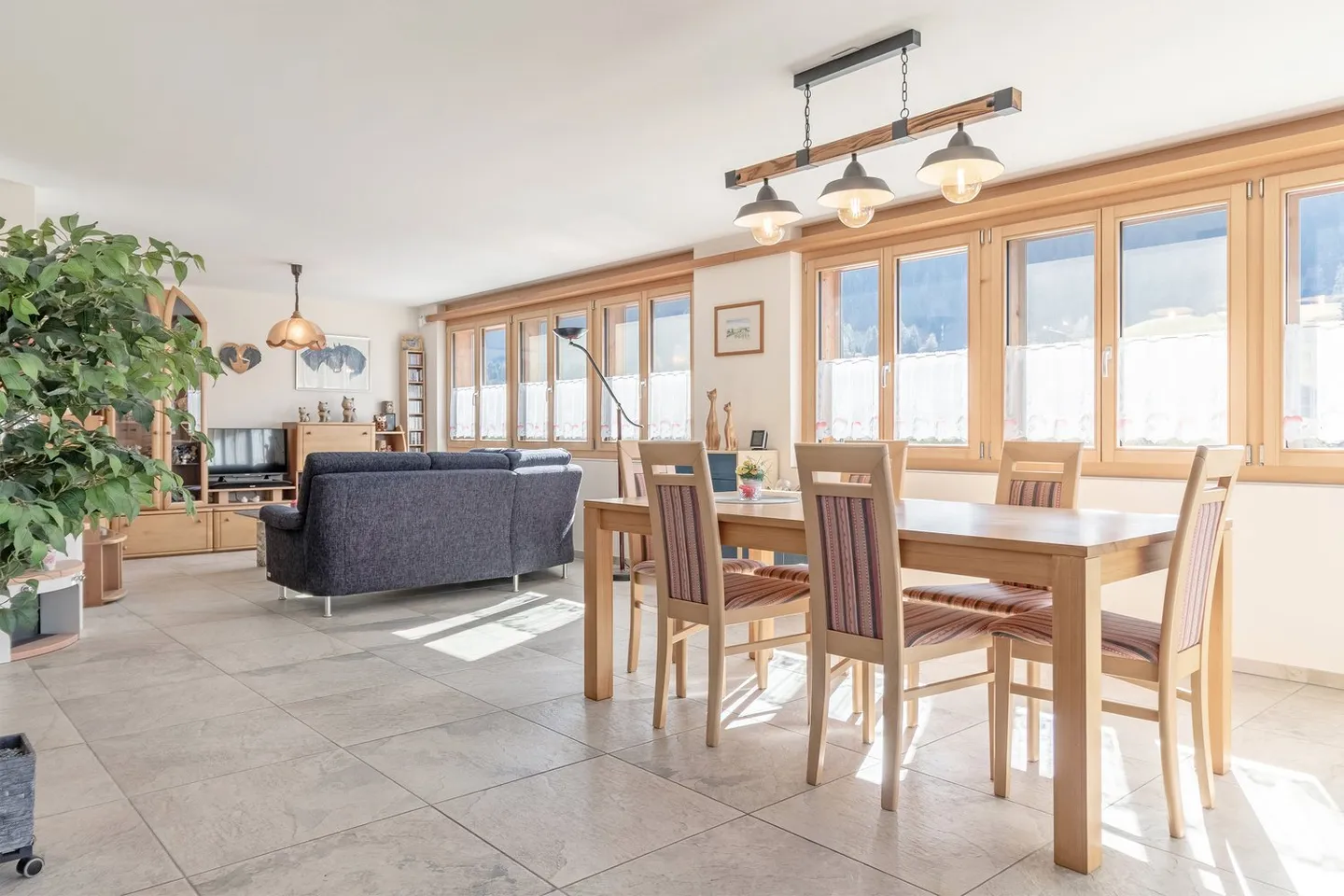 Spacious 7.5 Room Single-Family House with Surroundings - Photo 5 of 22