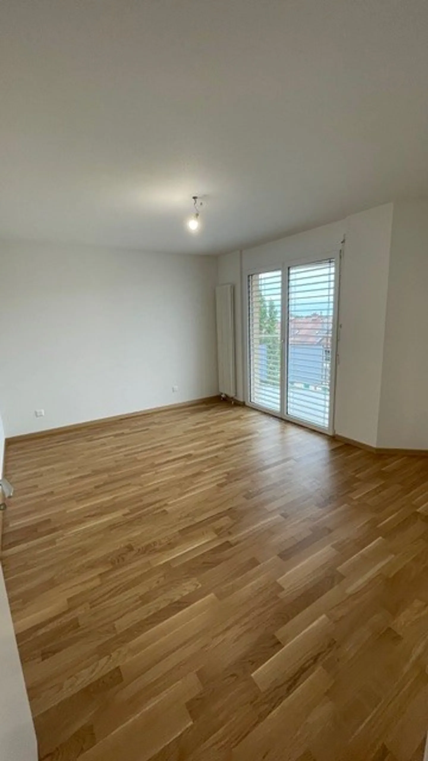 Questo appartamento spazioso e luminoso è stato recentemente ristrutturato e offre un interno progettato con cura e piacevole. - Foto 2 di 11