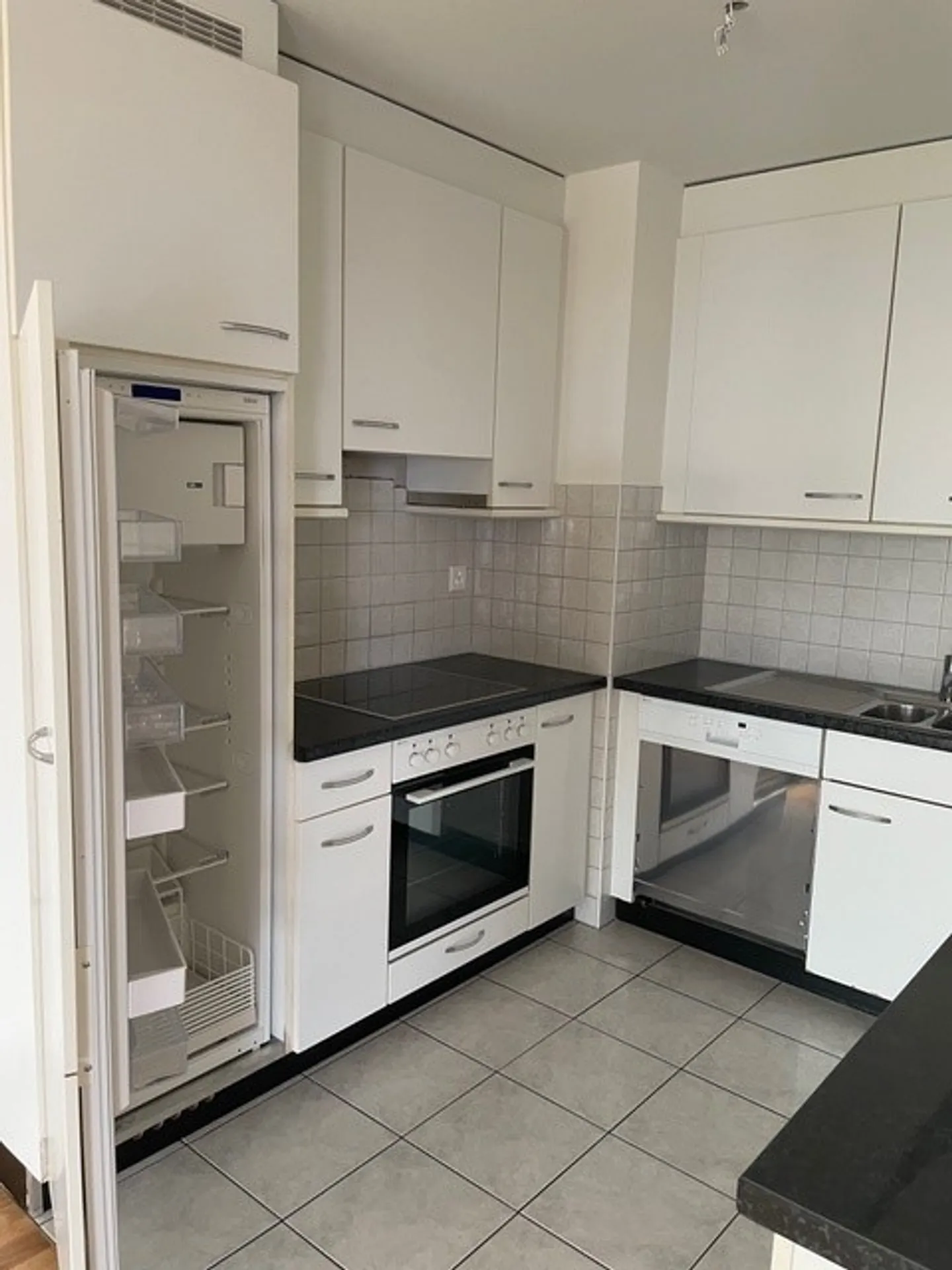 Questo appartamento spazioso e luminoso è stato recentemente ristrutturato e offre un interno progettato con cura e piacevole. - Foto 4 di 11