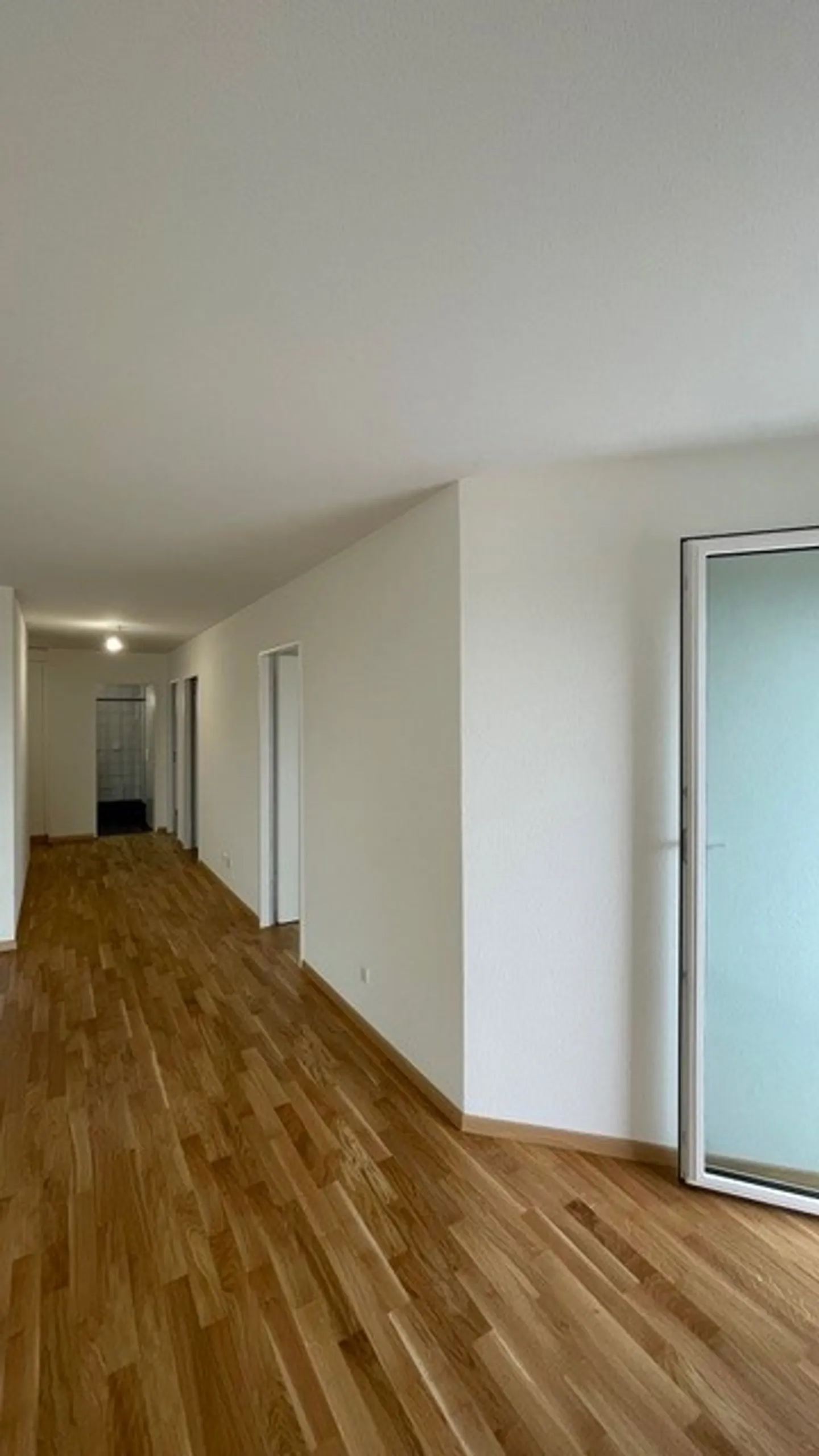 Questo appartamento spazioso e luminoso è stato recentemente ristrutturato e offre un interno progettato con cura e piacevole. - Foto 8 di 11
