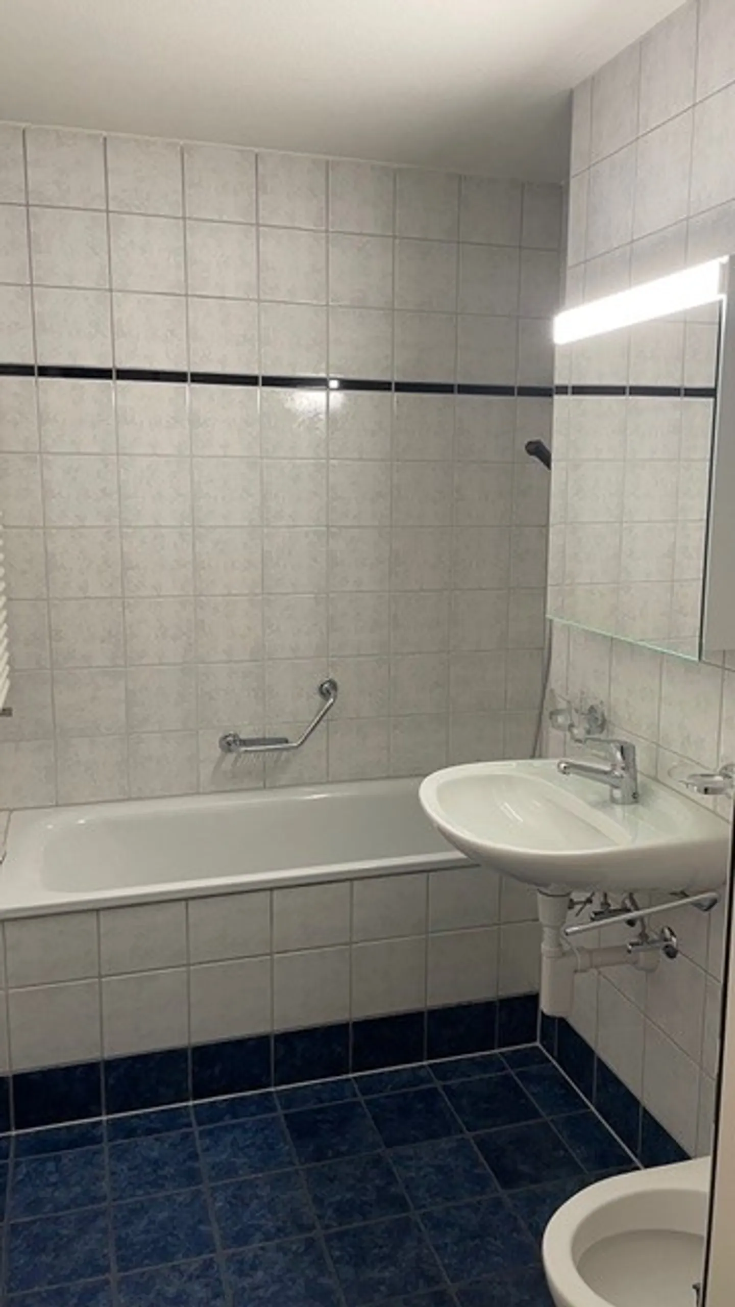Questo appartamento spazioso e luminoso è stato recentemente ristrutturato e offre un interno progettato con cura e piacevole. - Foto 9 di 11