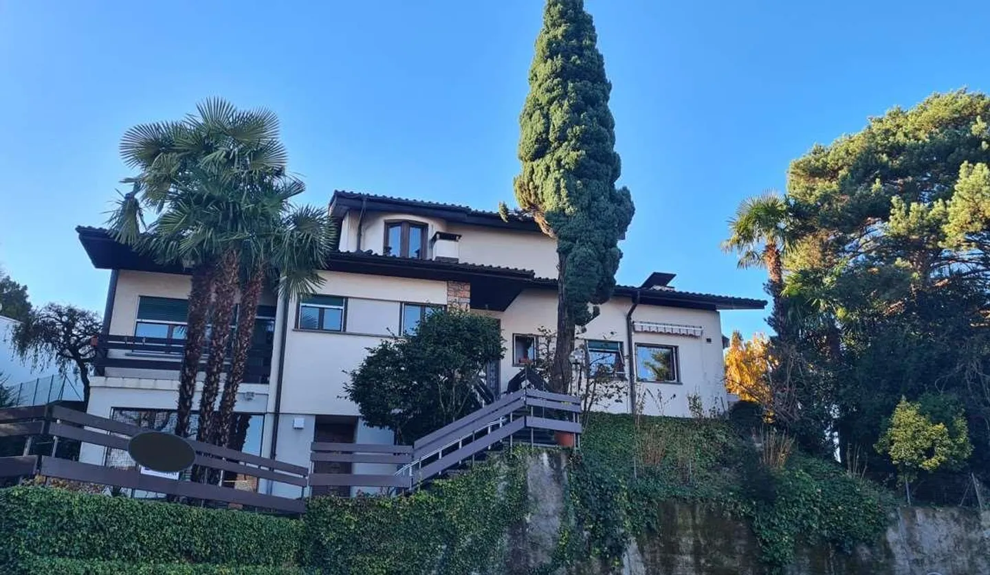 COLLINA D'ORO: GROßE 2,5-ZIMMER-WOHNUNG MIT GARTEN - Foto 1 von 8