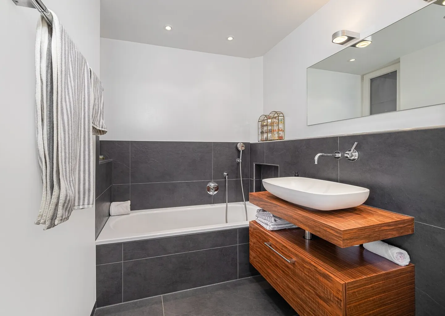 Comfortable living with harmonious ambiance - Photo 8 of 13