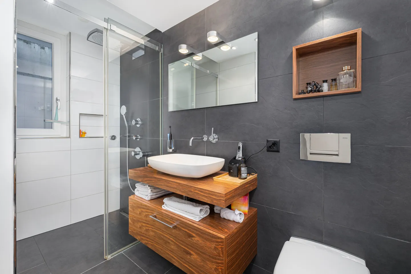 Comfortable living with harmonious ambiance - Photo 9 of 13