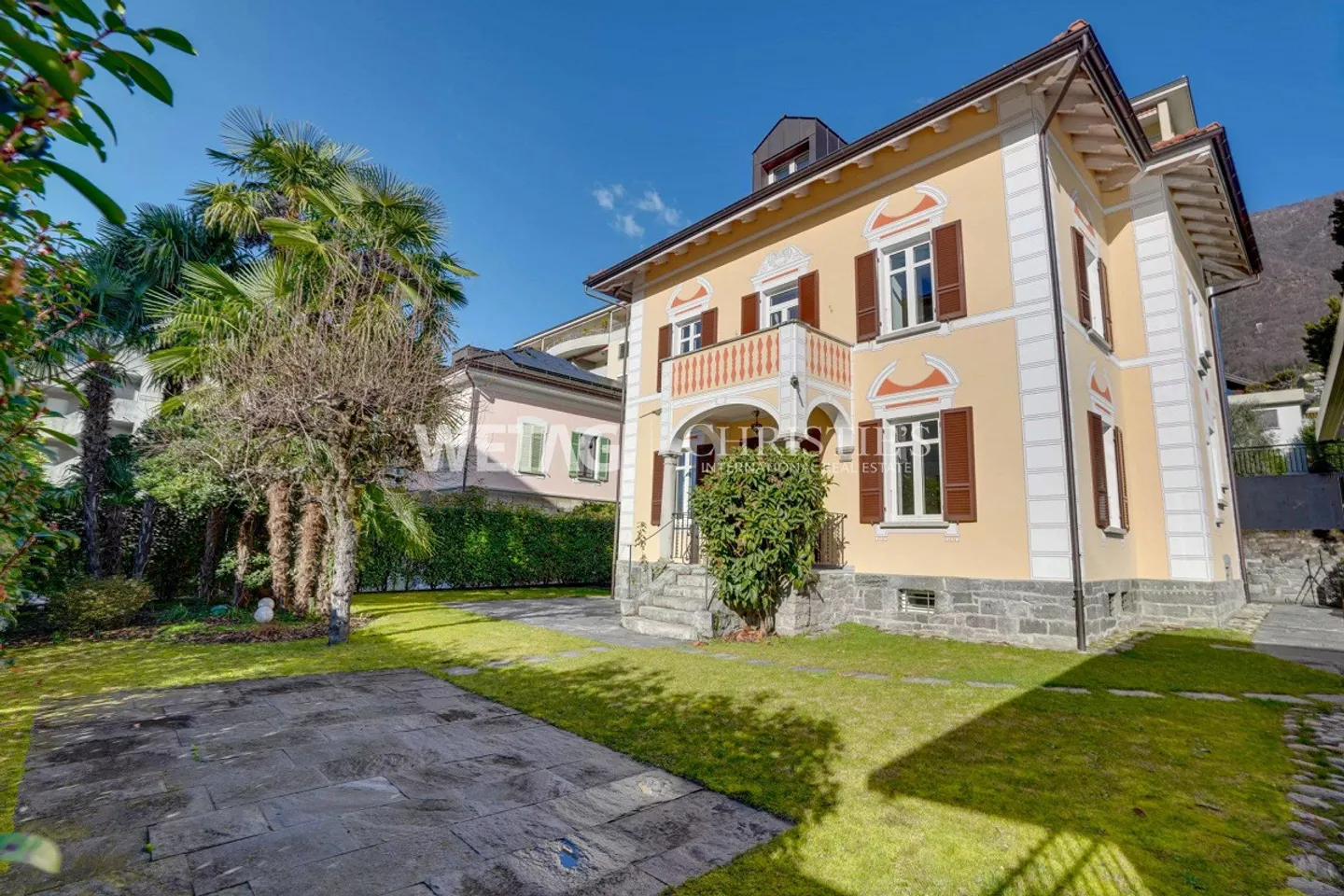 Impressionante villa storica in stile Liberty con giardino vicino al lago - Foto 1 di 13