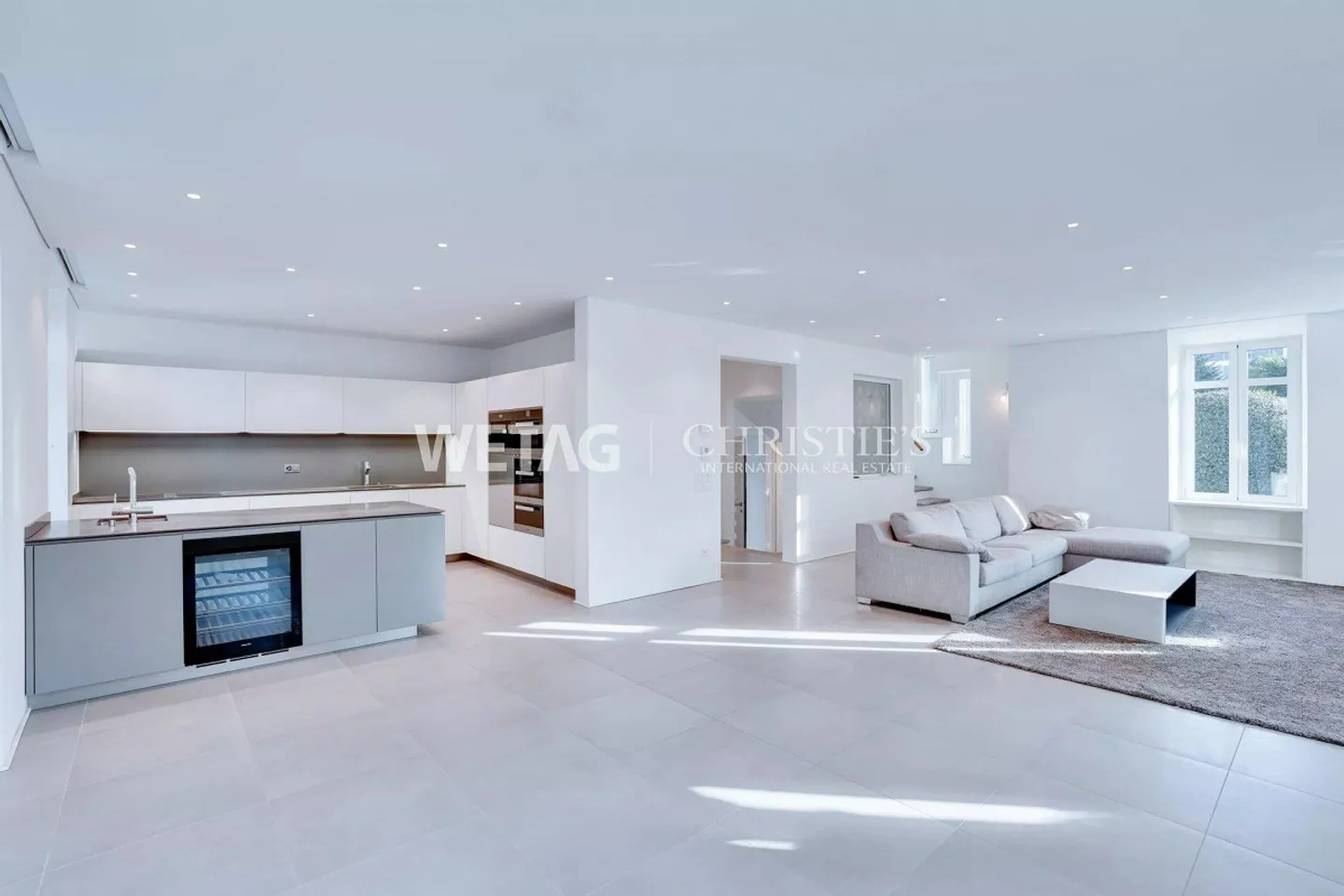 Impressionante villa storica in stile Liberty con giardino vicino al lago - Foto 3 di 13