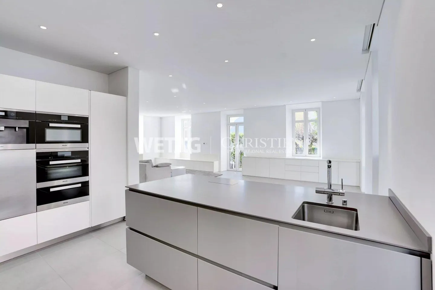 Impressionante villa storica in stile Liberty con giardino vicino al lago - Foto 4 di 13