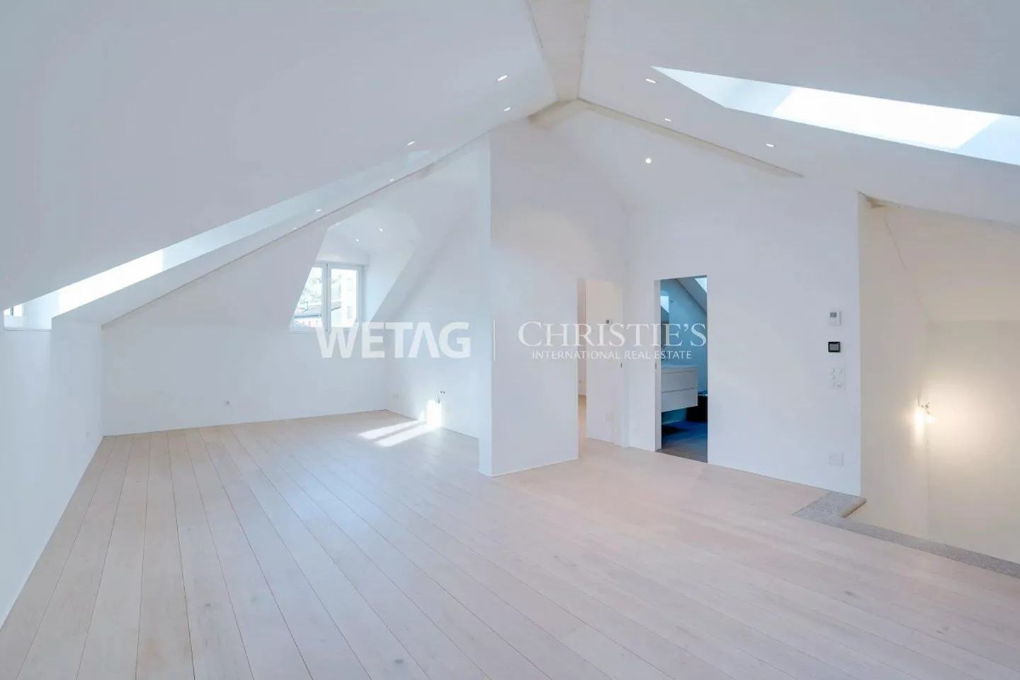 Impressionante villa storica in stile Liberty con giardino vicino al lago - Foto 8 di 13