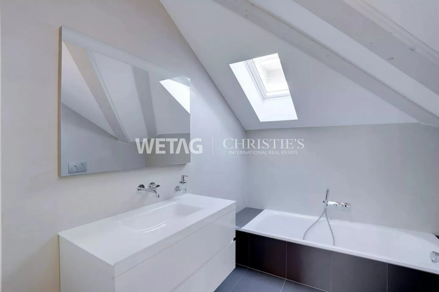 Impressionante villa storica in stile Liberty con giardino vicino al lago - Foto 9 di 13