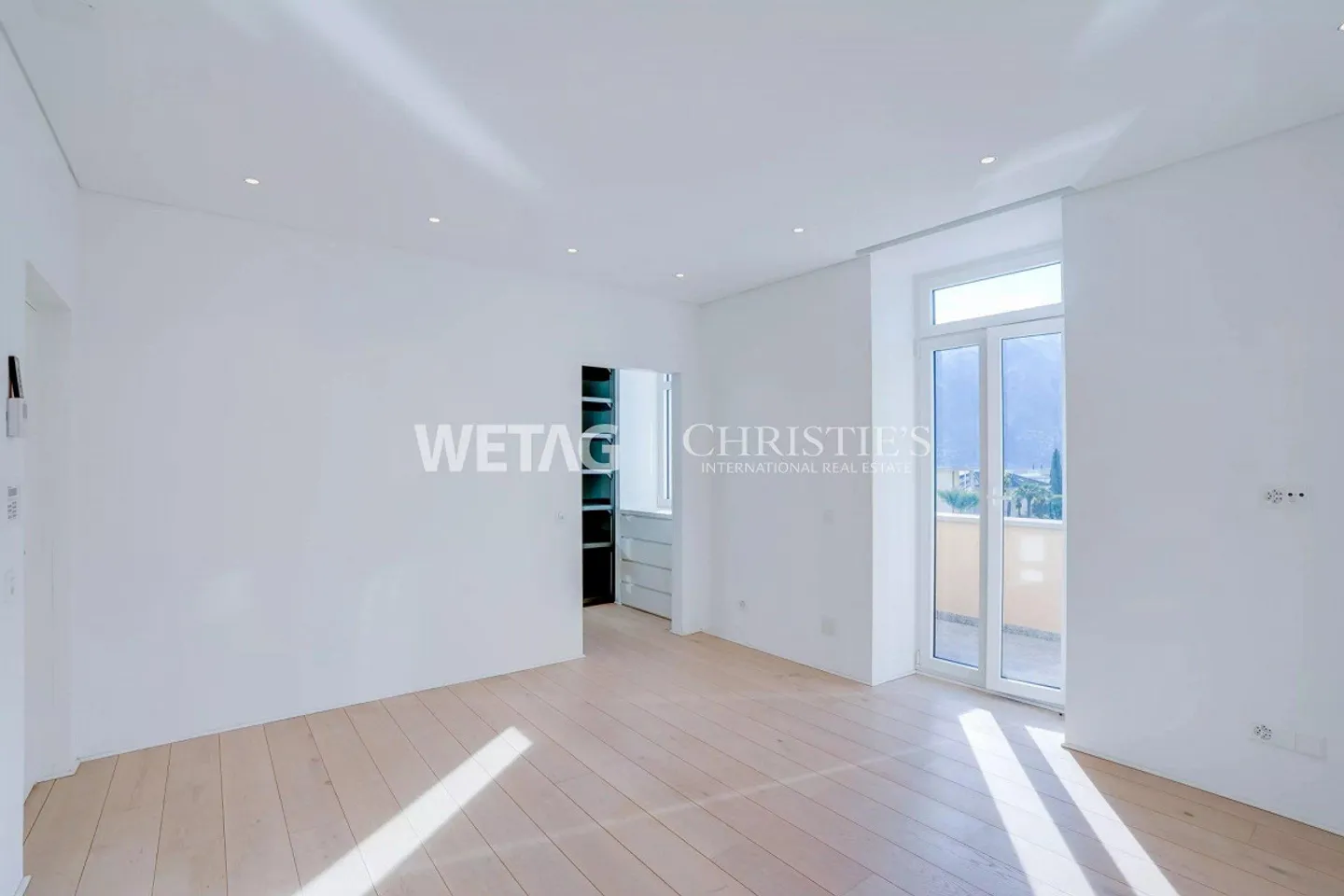 Impressionante villa storica in stile Liberty con giardino vicino al lago - Foto 6 di 13