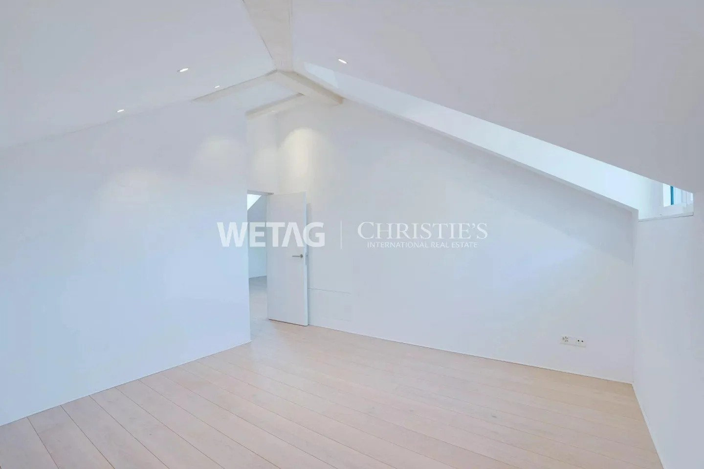 Impressionante villa storica in stile Liberty con giardino vicino al lago - Foto 11 di 13