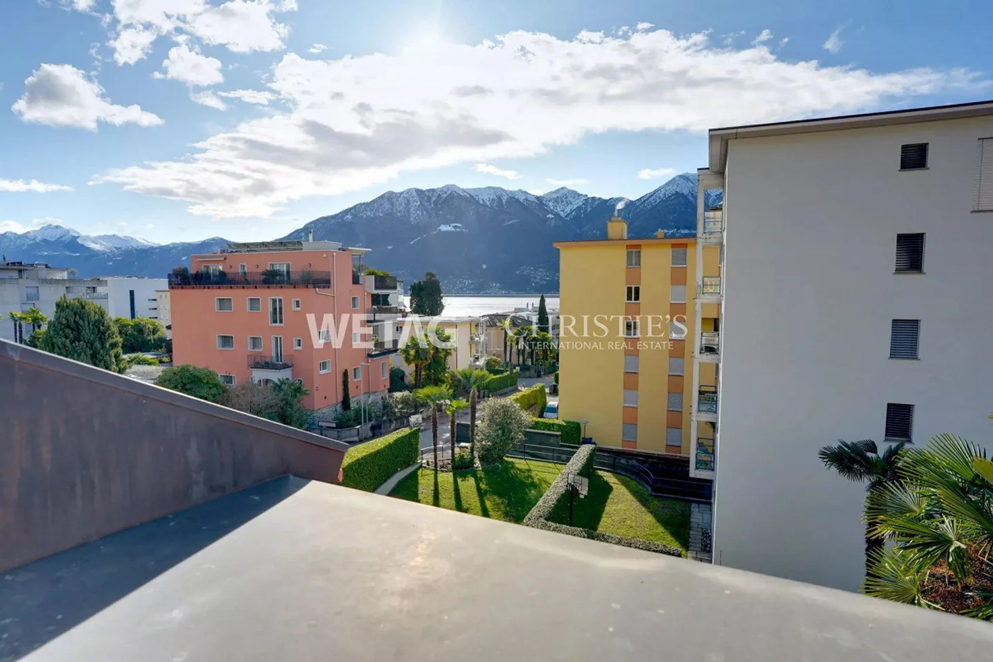 Impressionante villa storica in stile Liberty con giardino vicino al lago - Foto 12 di 13