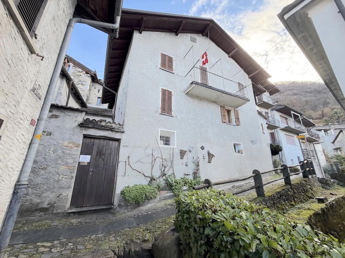 Quiet detached house with lake view and many cellars - Photo 2 of 14