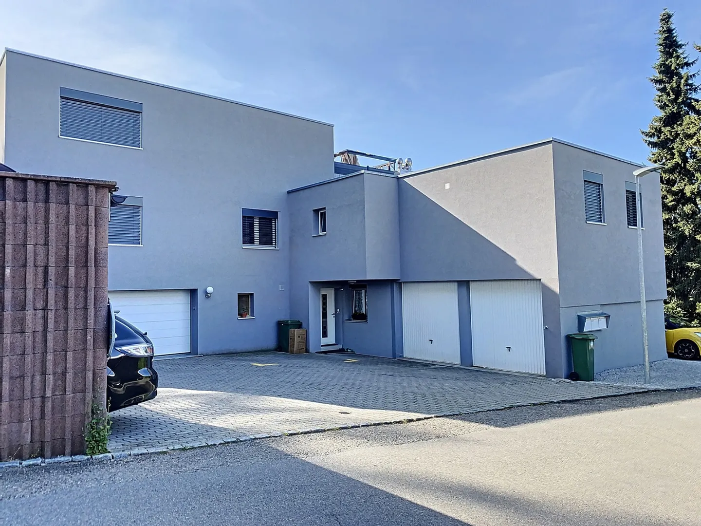 Familienvilla mit 3 Wohnungen und Gemeinschaftspool - Foto 1 von 36