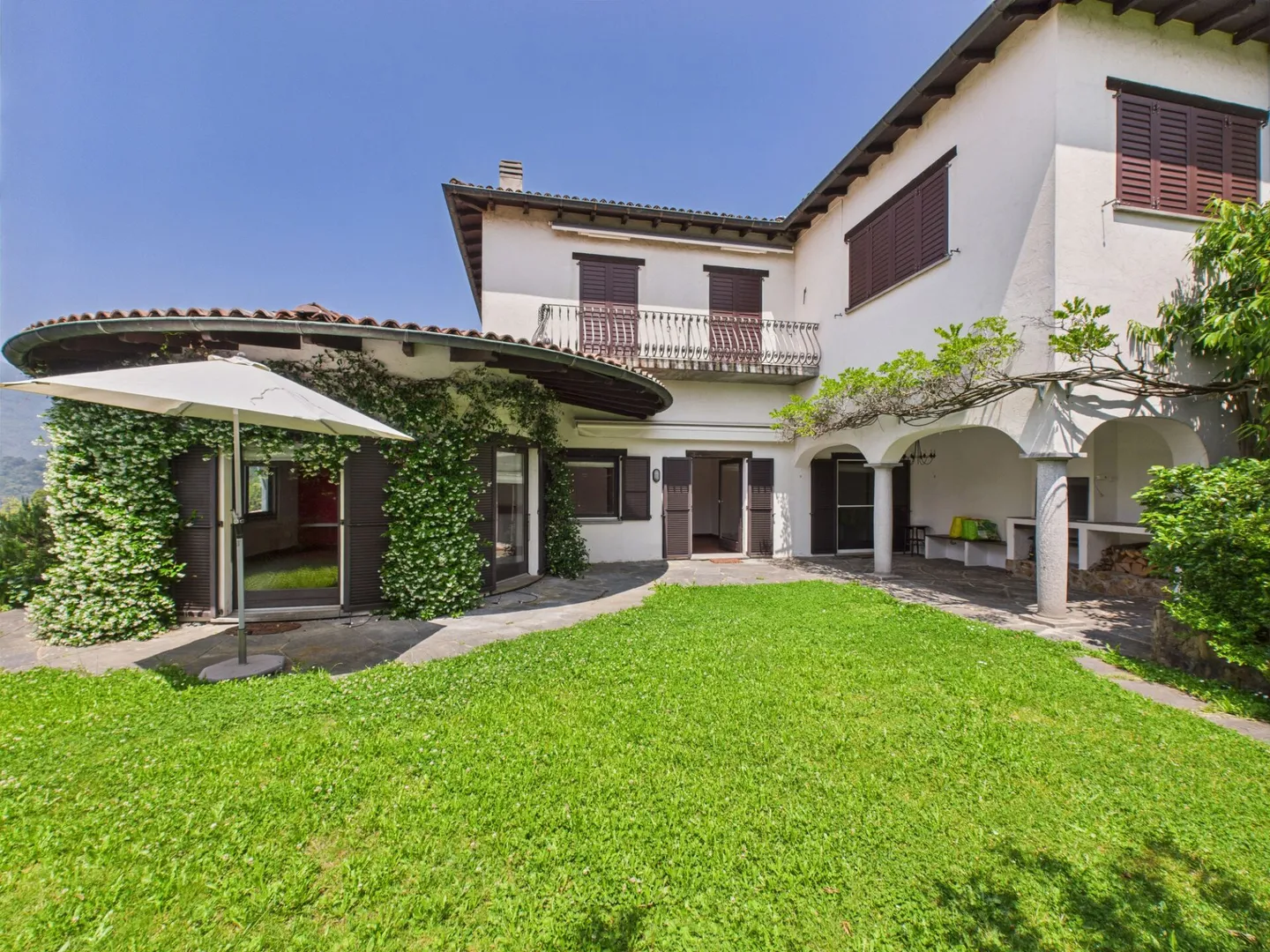 Appartamento luminoso al piano terra con grande giardino privato e piscina - Foto 3 di 14