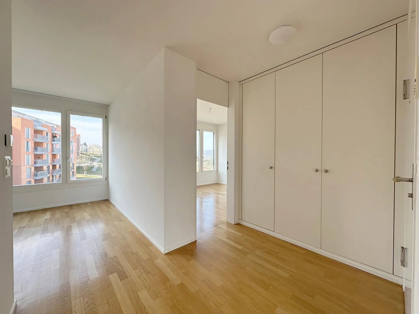 Exclusive living with a magnificent view of the mountains and the lake - Photo 2 of 13