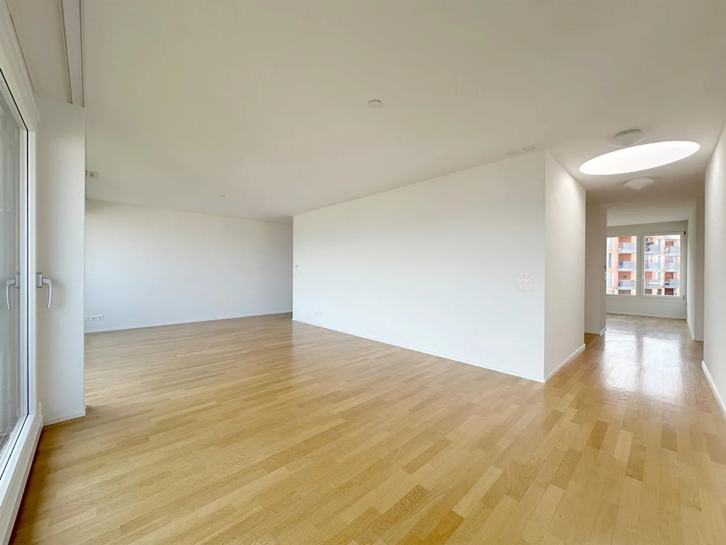 Exclusive living with a magnificent view of the mountains and the lake - Photo 6 of 13