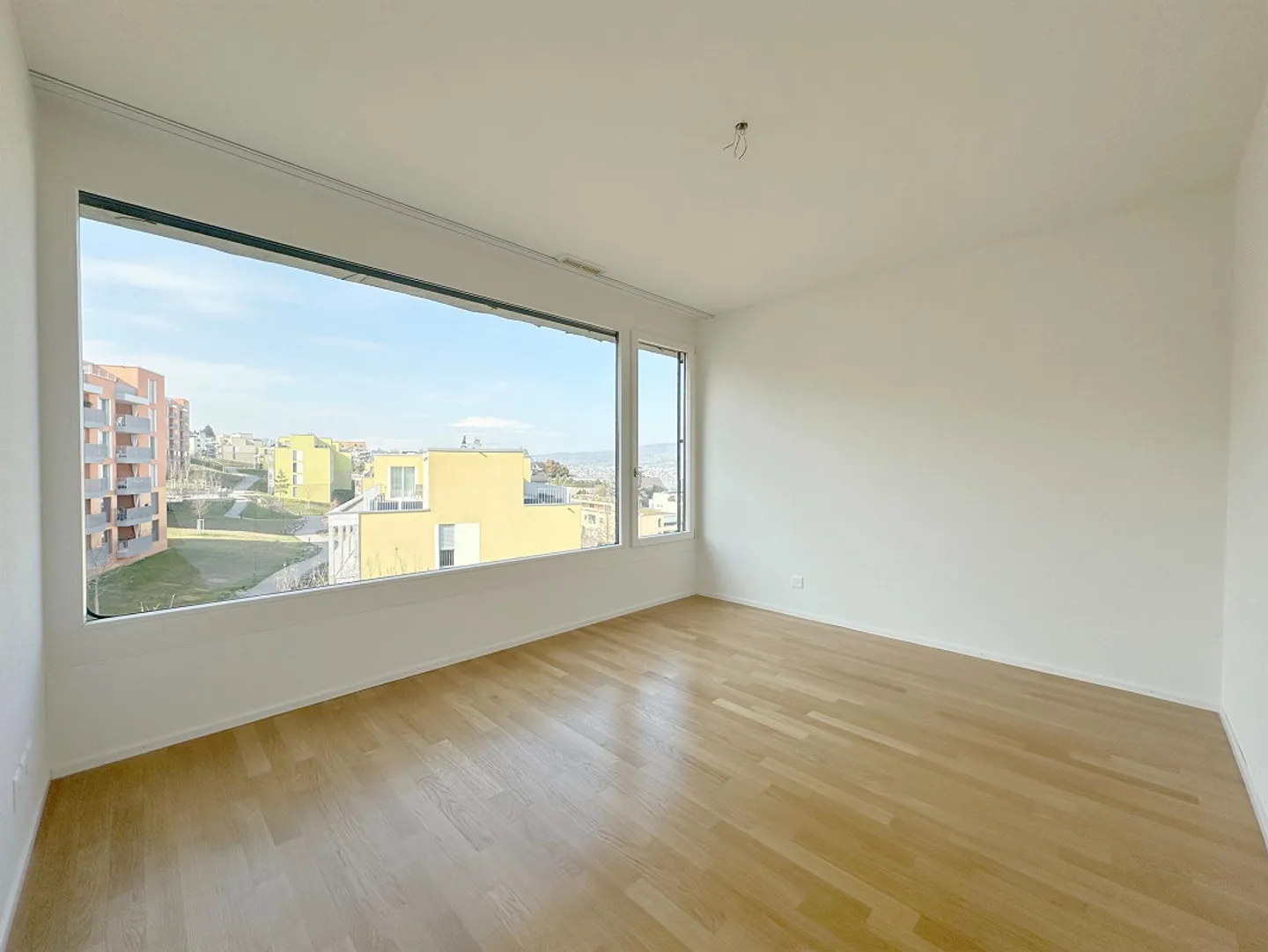 Exclusive living with a magnificent view of the mountains and the lake - Photo 7 of 13