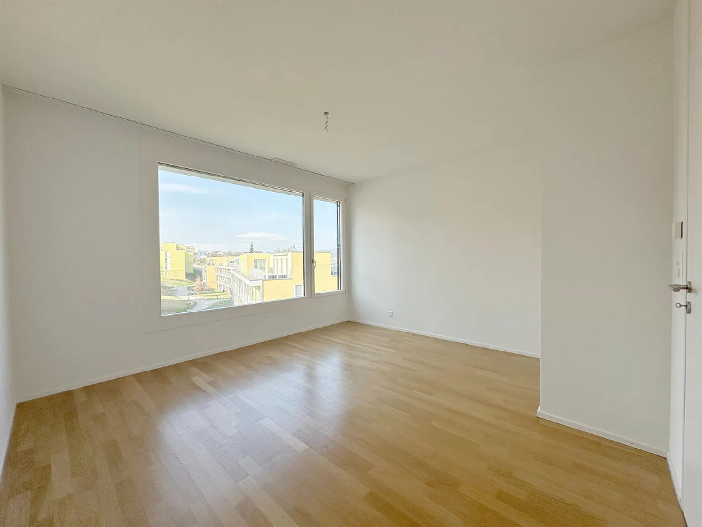 Exclusive living with a magnificent view of the mountains and the lake - Photo 8 of 13