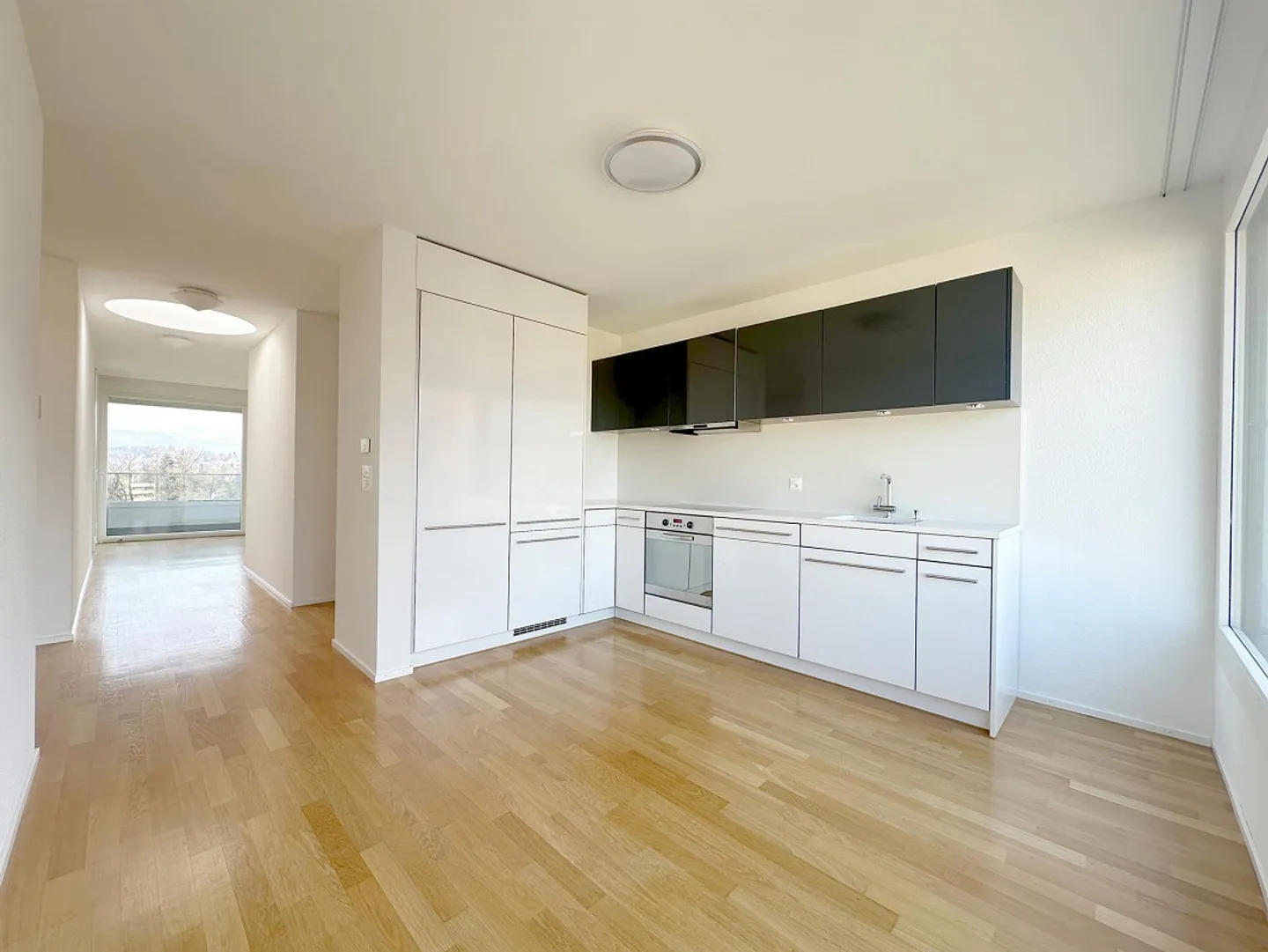 Exclusive living with a magnificent view of the mountains and the lake - Photo 9 of 13