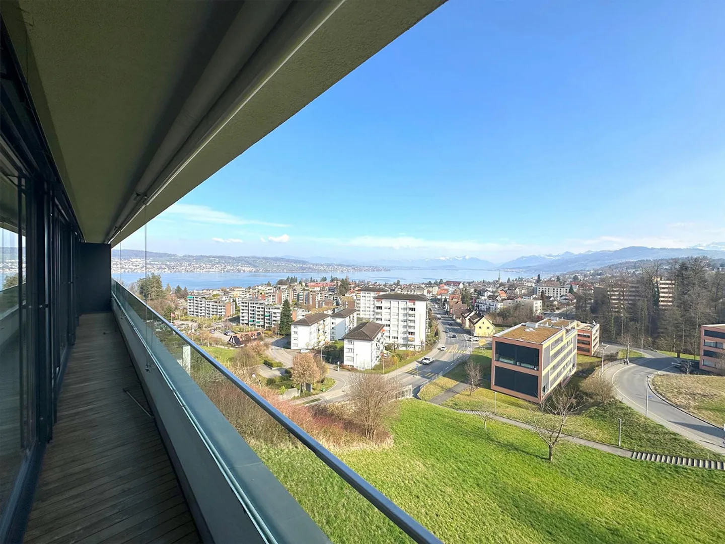 Exclusive living with a magnificent view of the mountains and the lake - Photo 12 of 13