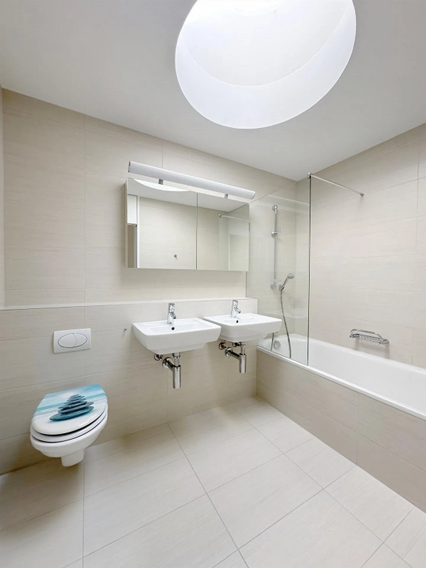 Exclusive living with a magnificent view of the mountains and the lake - Photo 10 of 13