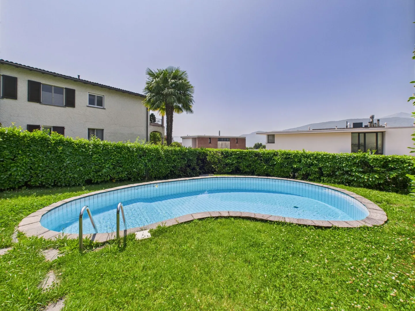 Appartamento luminoso al piano terra con grande giardino privato e piscina - Foto 1 di 14