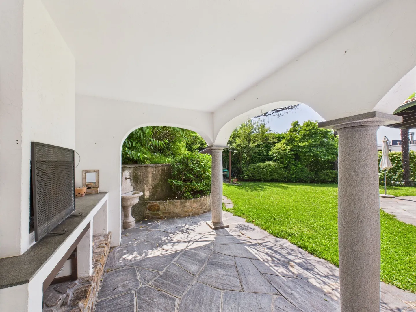 Appartamento luminoso al piano terra con grande giardino privato e piscina - Foto 12 di 14