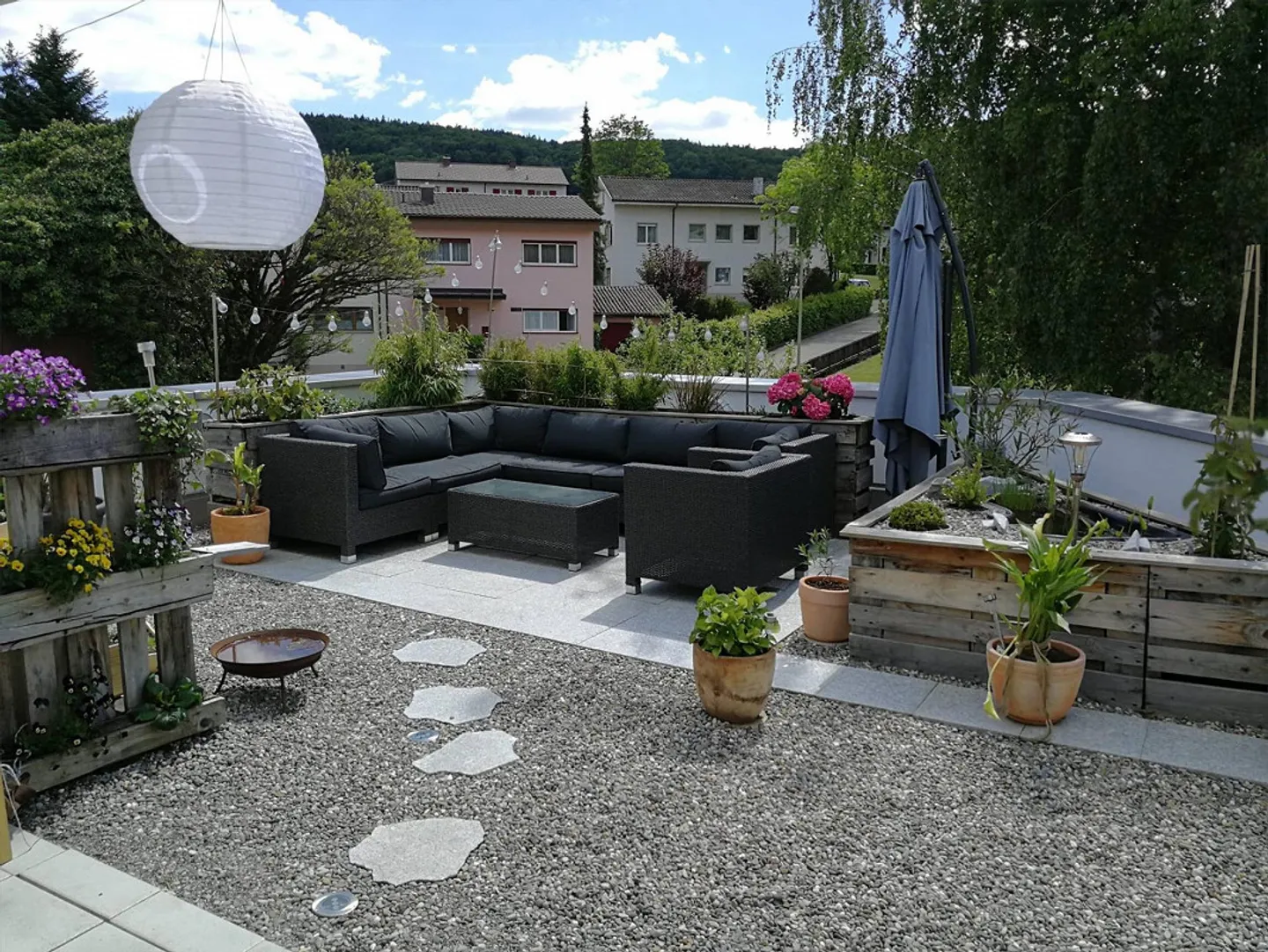 Appartement moderne de 4,5 pièces avec immense terrasse en attique et salle de loisirs - Photo 2 sur 23