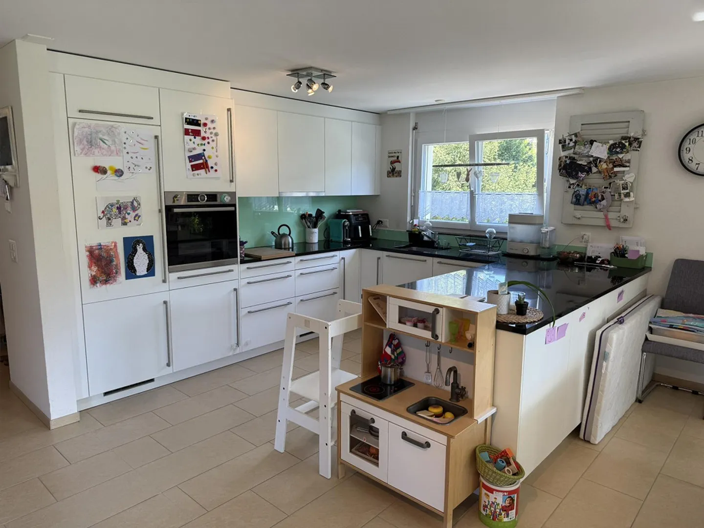 Appartement moderne de 4,5 pièces avec immense terrasse en attique et salle de loisirs - Photo 3 sur 23